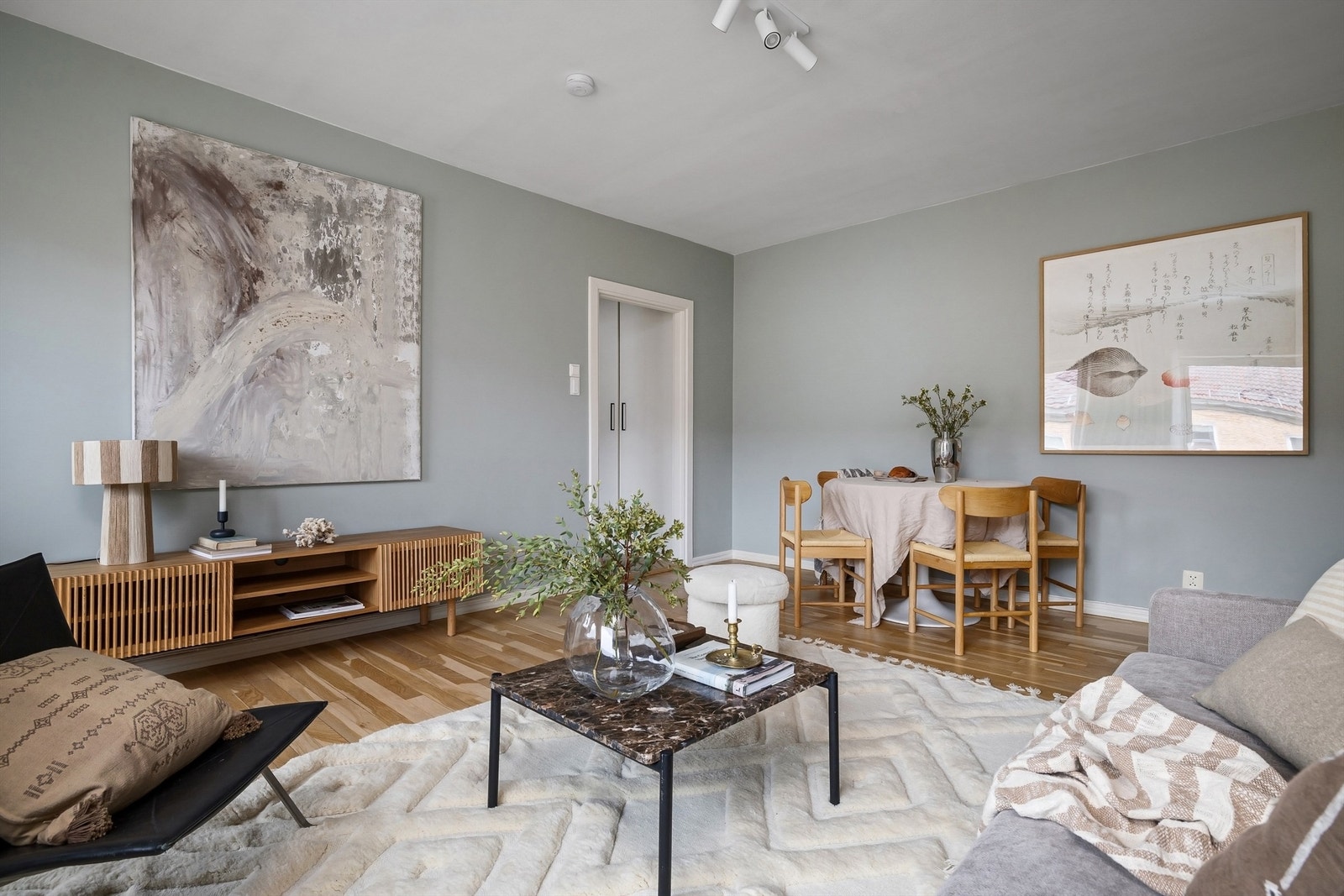 Stuen er malt i en lys farge med klassiske tregulv som skaper et naturlig luftig rom Galleribilde