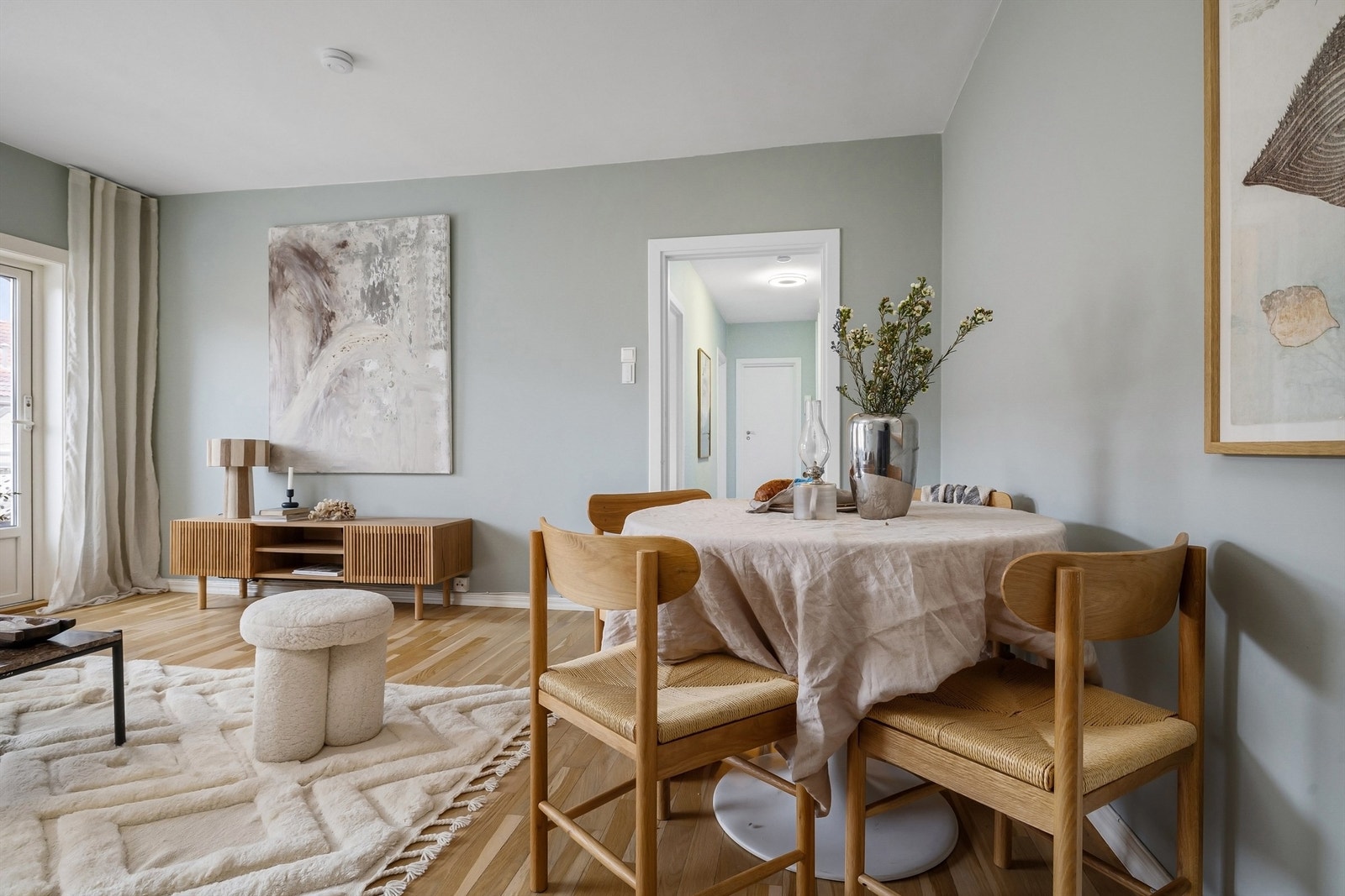 Stuen skaper et naturlig samlingssted for både venner og familie Galleribilde