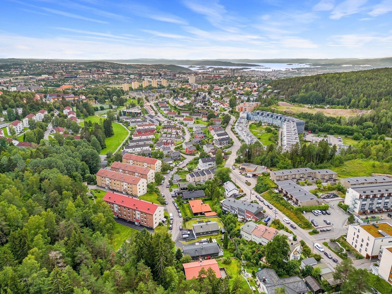 Setter du pris på umiddelbar nærhet til marka og enkel adkomst til sentrum bør denne boligen oppleves! Galleribilde