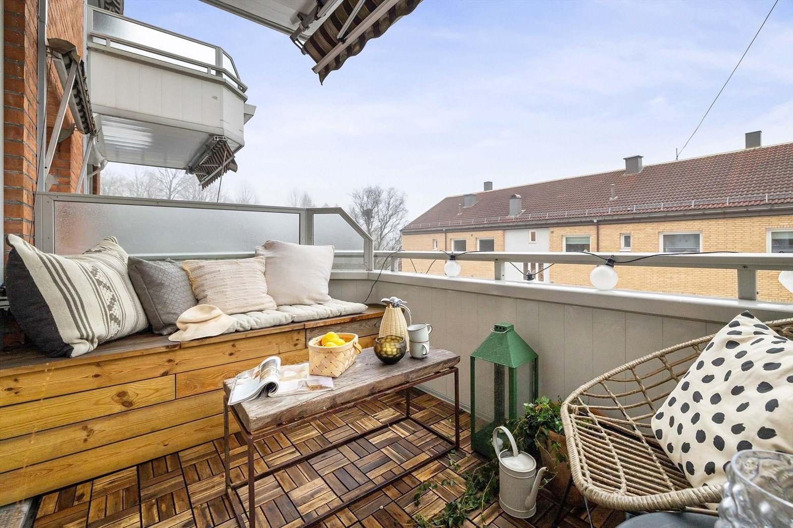På årets varme dager fungerer balkongen som en naturlig forlengelse av stuen med sol fra ca. 13 til 21 på sommerstid i følge solkart Galleribilde