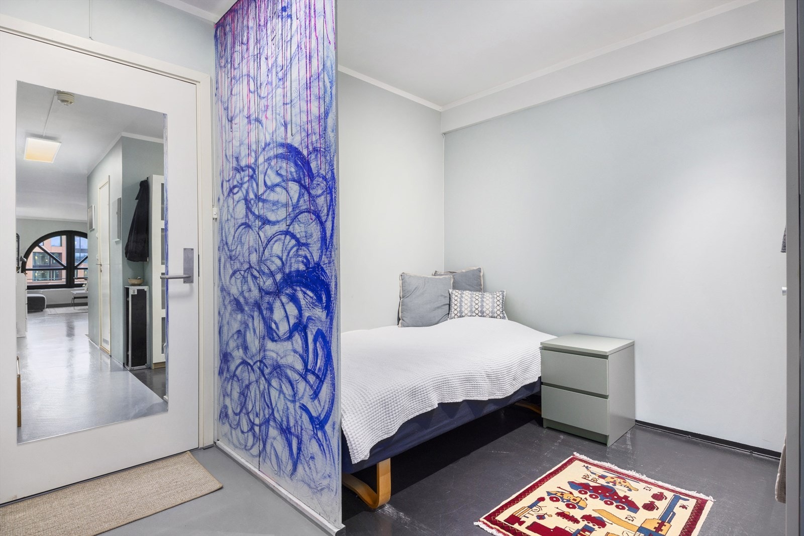 Sovealkove med plass til dobbeltseng og oppbevaring. Galleribilde