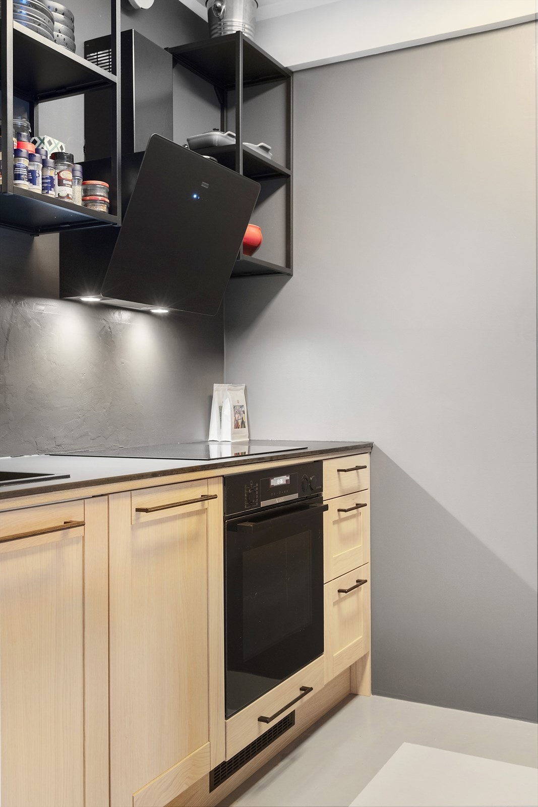 Både skap- og benkeplass blir godt ivaretatt i kjøkkenet. Galleribilde