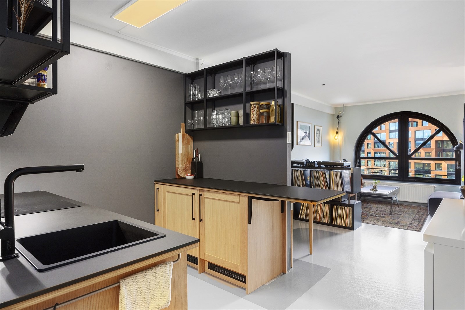 Kjøkkenet er plassert i en praktisk åpen løsning mot stuen, noe som skaper en sosial sone samtidig som at rommet adskilles. Galleribilde