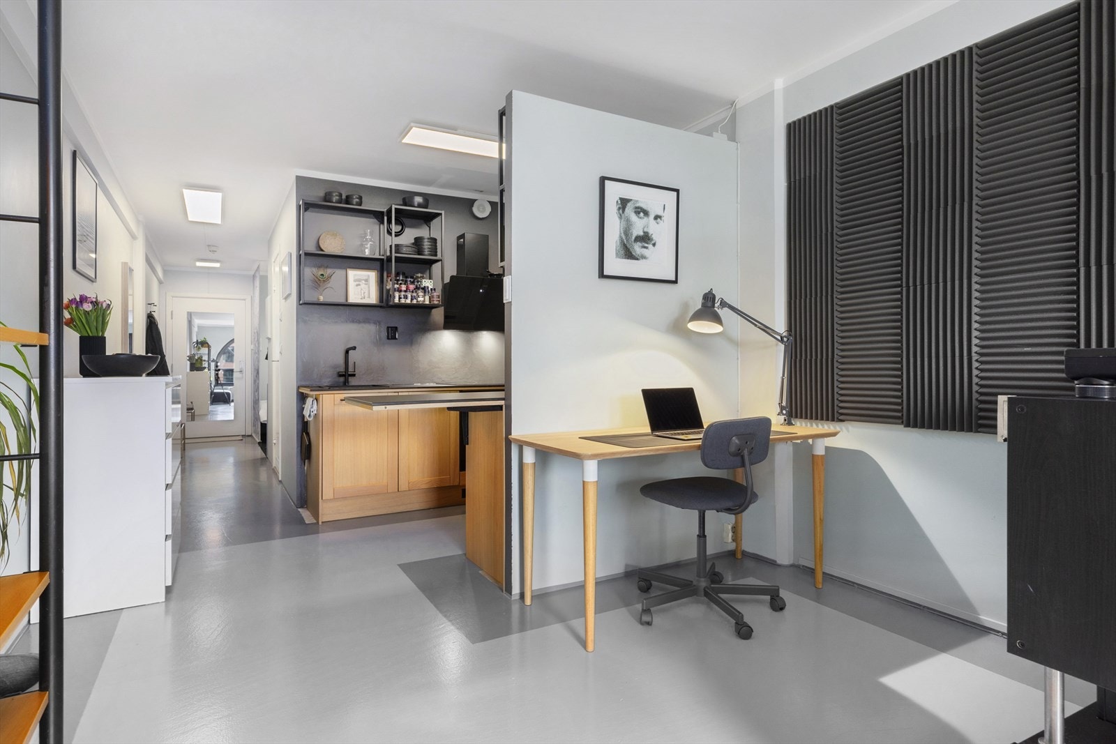 Stuen kan deles inn i flere soner - Her med kontorplass. Galleribilde