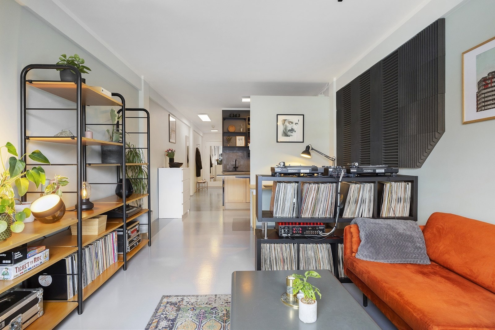 Romslig og lys stue med god plass til spisebord og sofaseksjon. Galleribilde