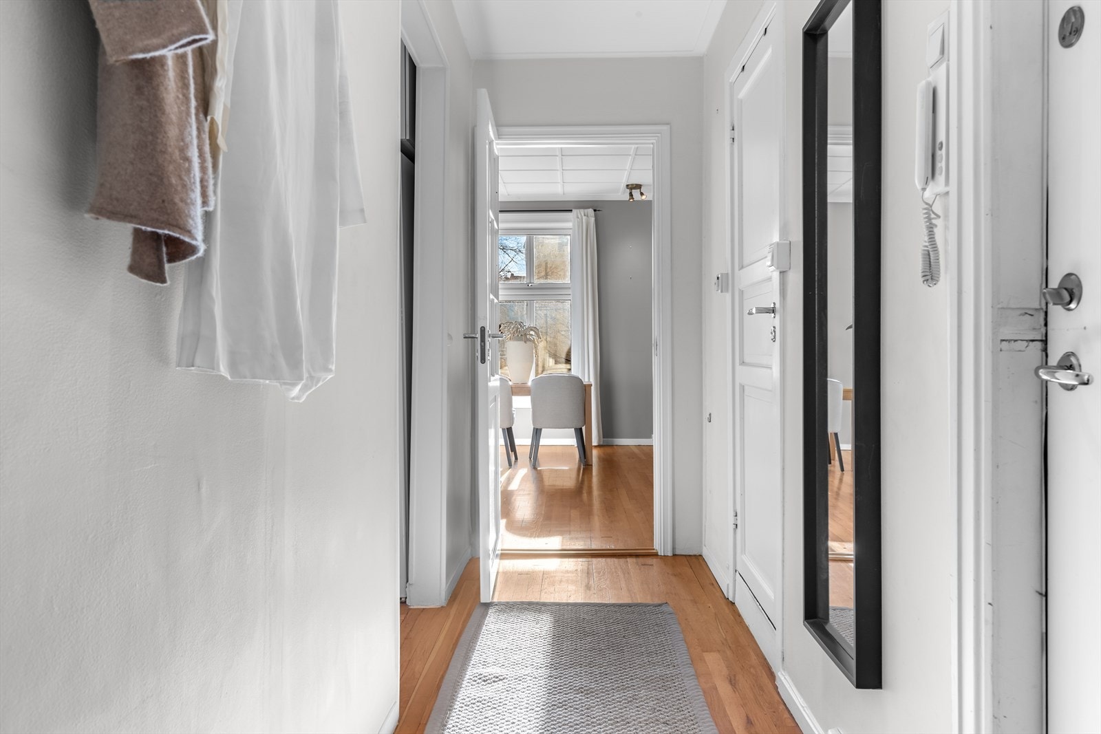 Velkommen til visning! Leiligheten disponerer én loftsbod og én kjellerbod, begge på 8 m². Galleribilde