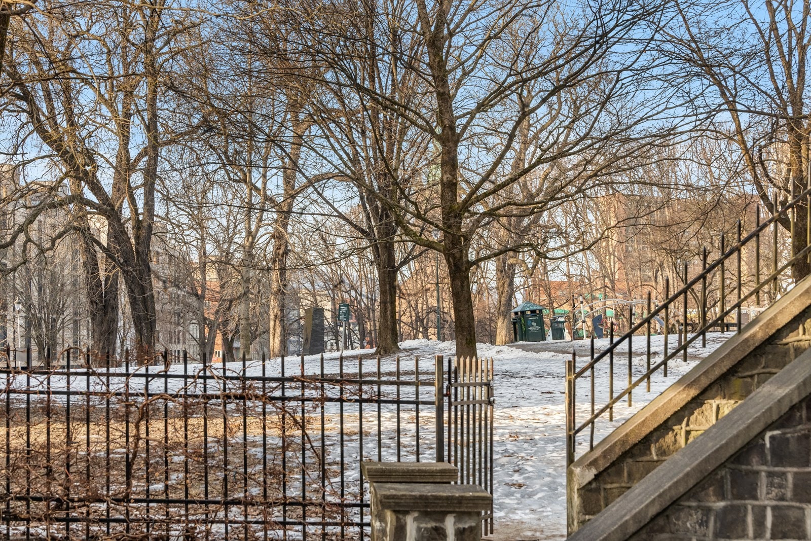 Botsparken og Klosterenga park som nærmeste nabo, låsbar port fra bakgården rett ut i parken. Galleribilde