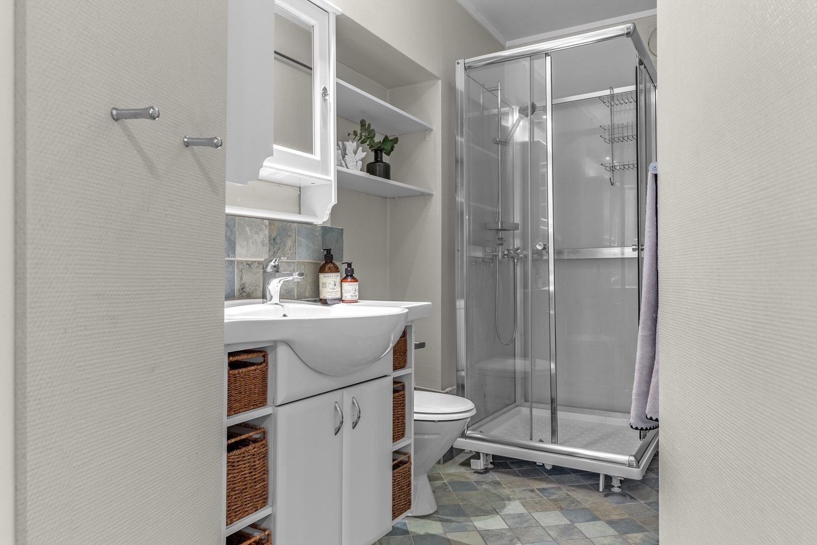 God oppbevaringsplass. Dusjkabinett med vannføring direkte i sluk. Galleribilde