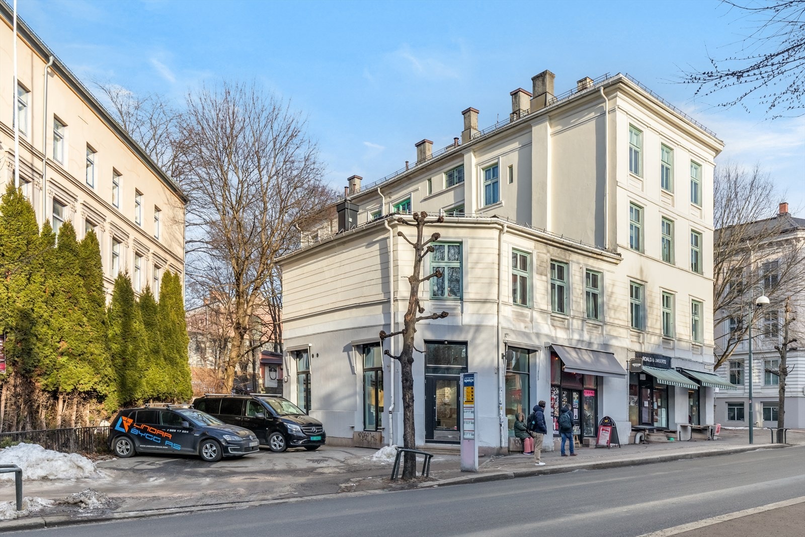 Borettslaget har 7 parkeringsplasser etter førstemann til mølla-prinsippet. I følge selger har kun 3 av plassene vært i bruk den siste tiden og det har alltid vært ledige plasser. Galleribilde