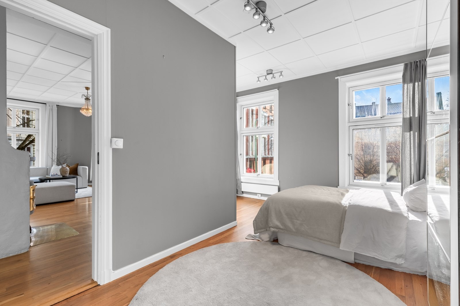 Stort soverom I med adkomst fra stuen. Galleribilde