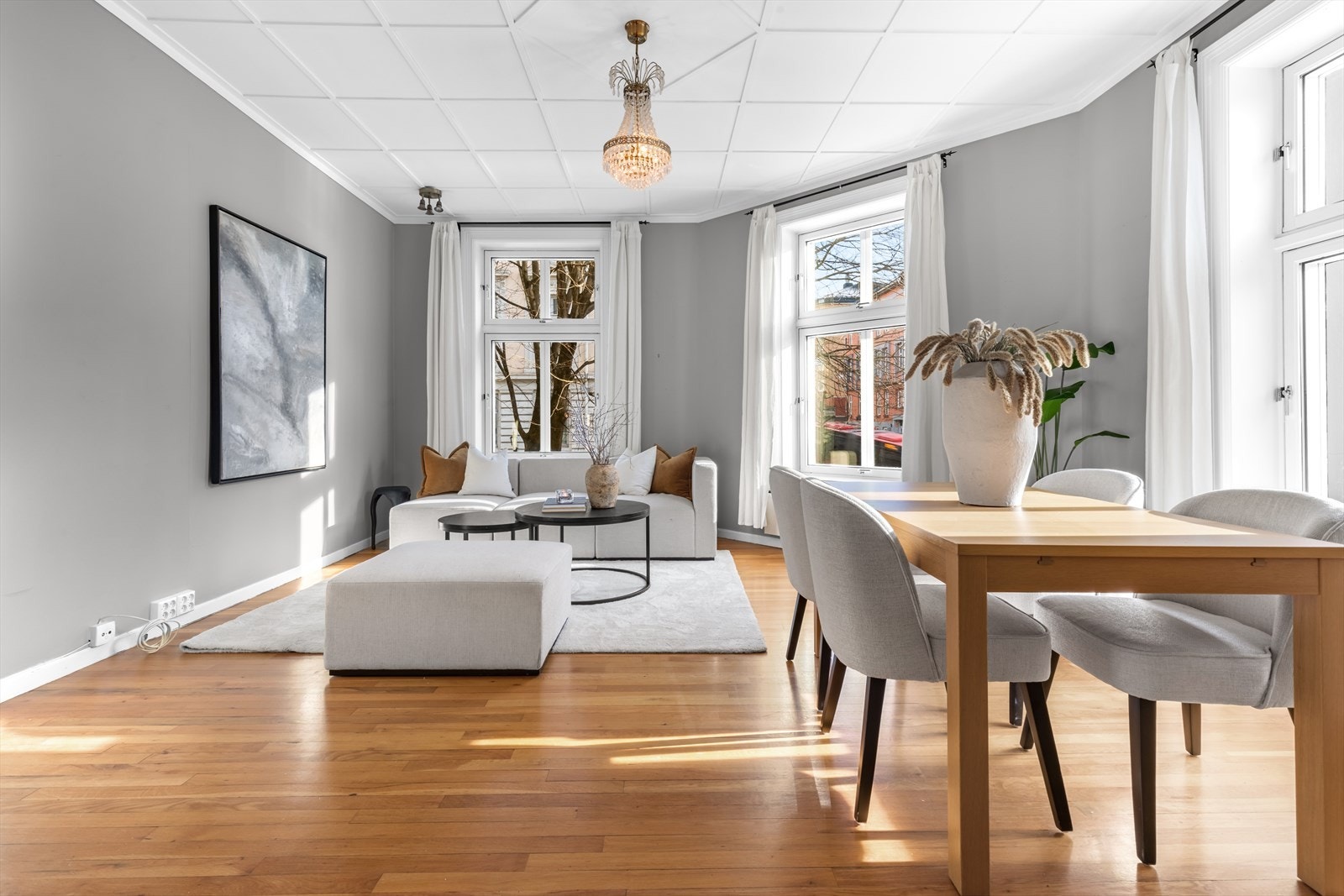 God plass til sittegruppe og spisebord. Galleribilde