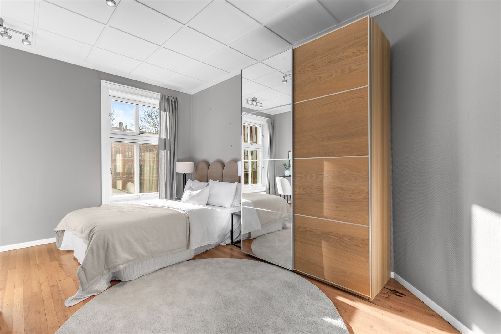 Rommet har skyvedørsgarderobe og god plass til dobbeltseng med nattbord. Galleribilde