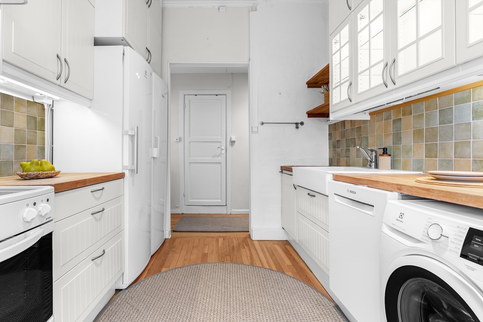 Frittstående hvitevarer på kjøkkenet medfølger handelen. Fullsize kjøleskap, fullsize fryseskap, komfyr, oppvaskmaskin og vaskemaskin. Galleribilde