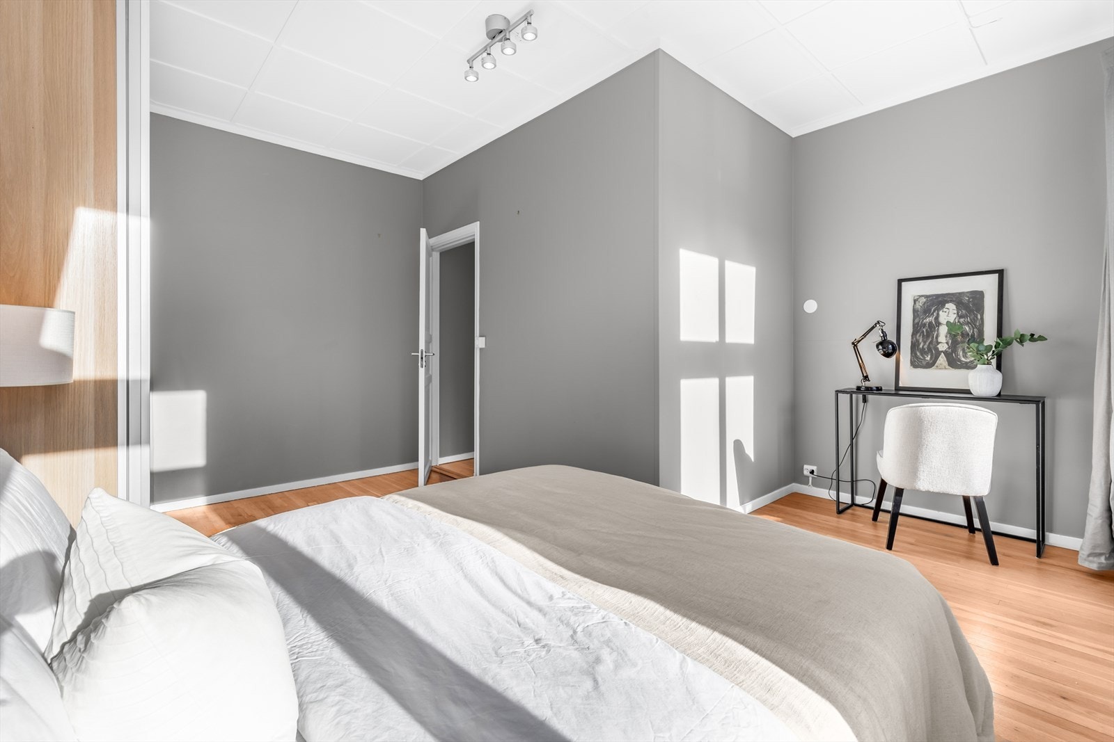 God plass til skrivebord eller ekstra garderobe. Galleribilde