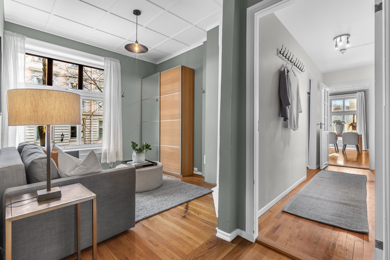 Romslig soverom II med skyvedørsgarderobe og god plass til dobbeltseng. Galleribilde