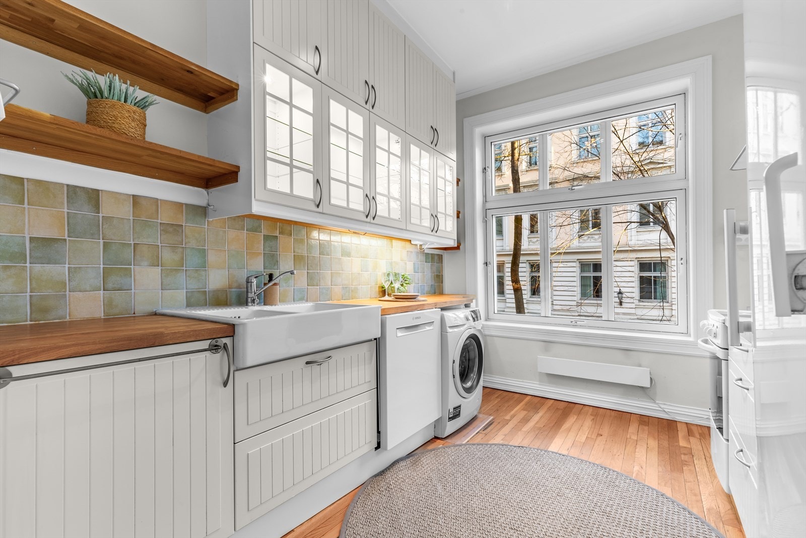 Moderne kjøkken med innredning i gårdskjøkkenstil. Galleribilde