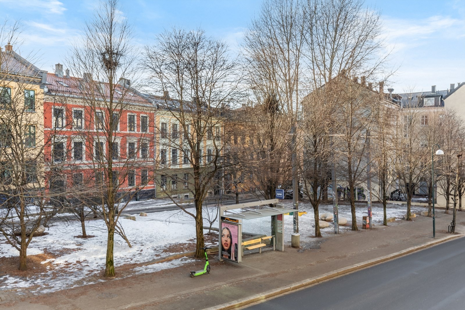 Utsikt mot parken over gaten fra soverommet og stuen. Galleribilde