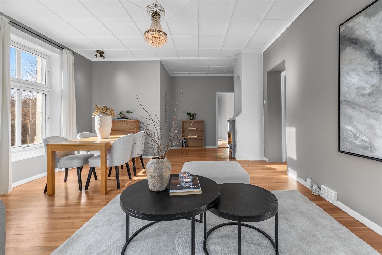 Fine detaljer med originalt heltregulv og dekorlister i taket. Galleribilde