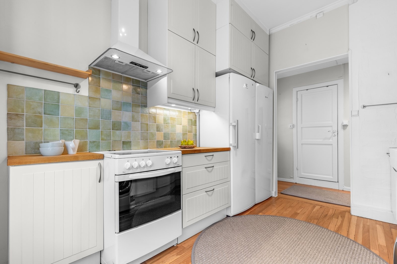 Takhøy innredning i kombinasjon med åpne hyller. Galleribilde