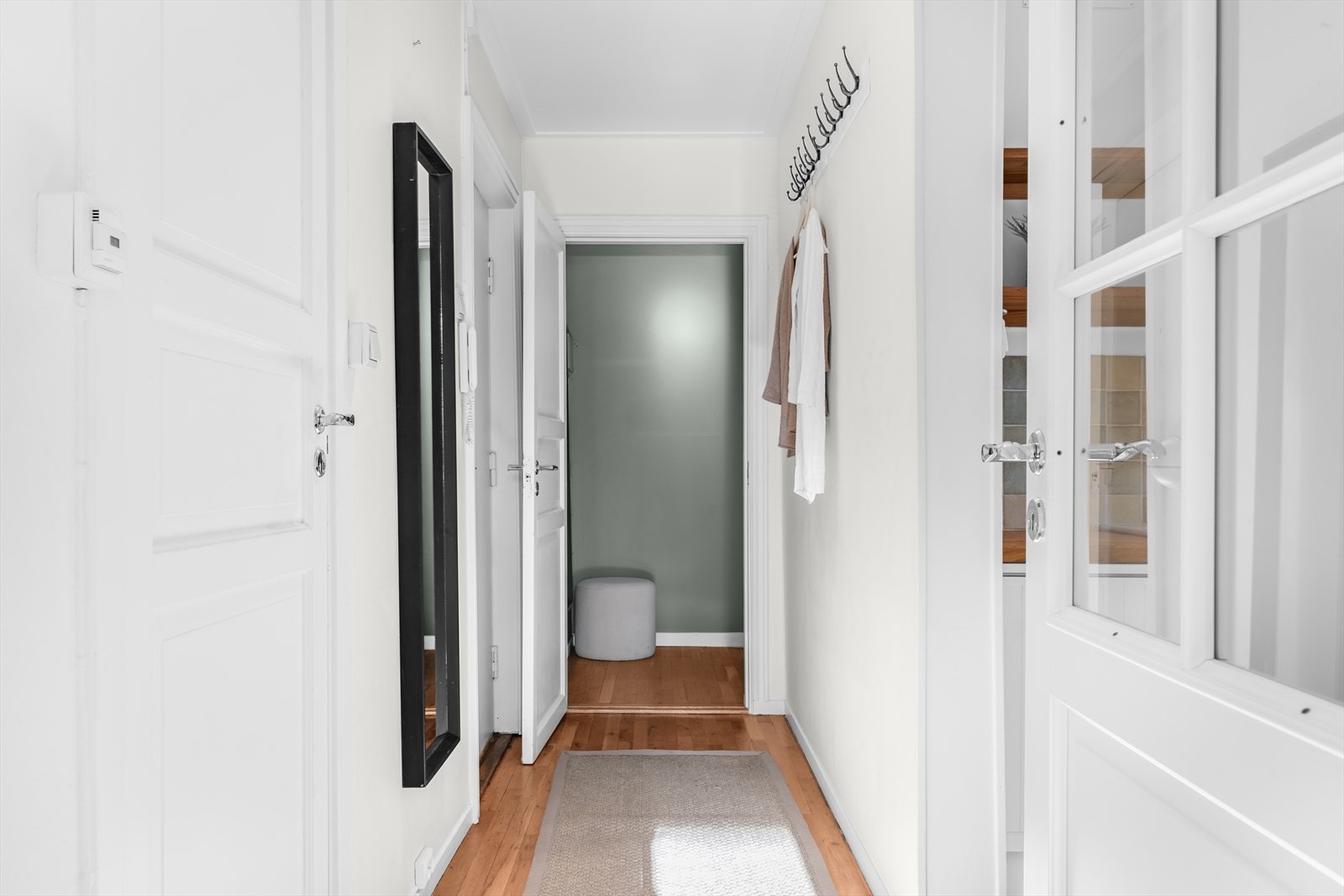 Boligens to soverom ligger i hver sin ende av leiligheten. Svært praktisk for familieliv, ved gjester eller dersom man deler leiligheten med en venn. Galleribilde