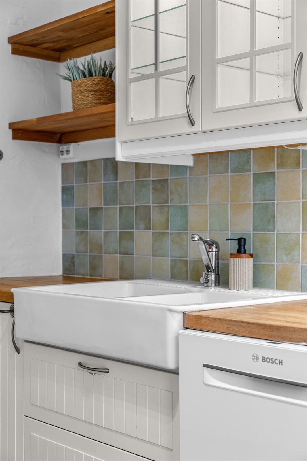 Stor tradisjonell gårdsvask på kjøkkenet. Galleribilde