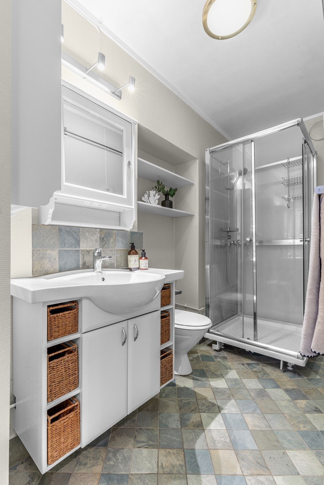 Badet er modent for modernisering, men er samtidig fullt funksjonelt. Galleribilde