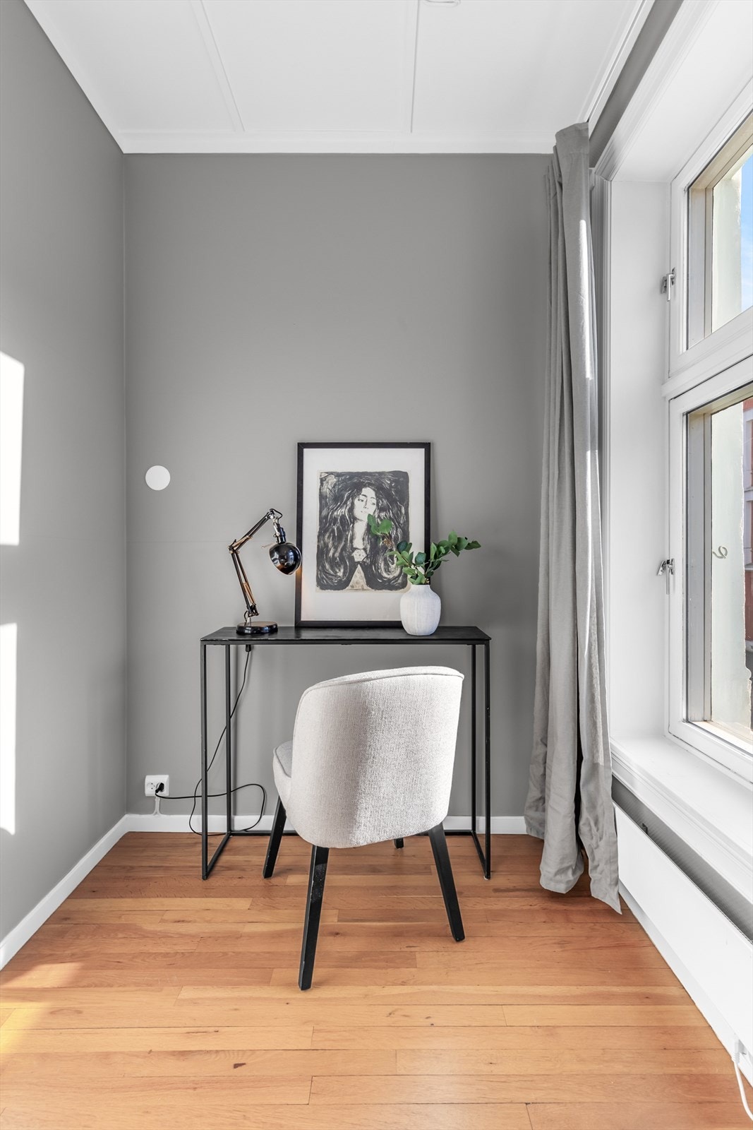 Hyggelig hjemmekontor med vindu mot parken. Galleribilde