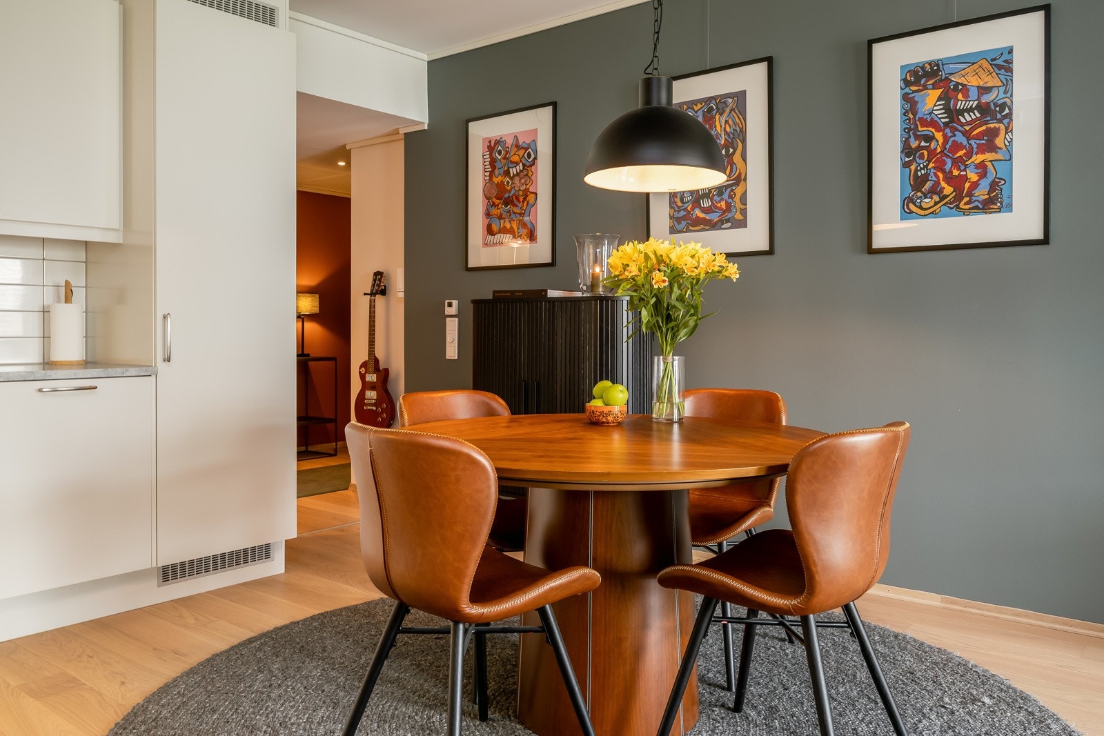 For øvrig er det balansert ventilasjon med varmegjenvinning som gir et godt inneklima. Galleribilde
