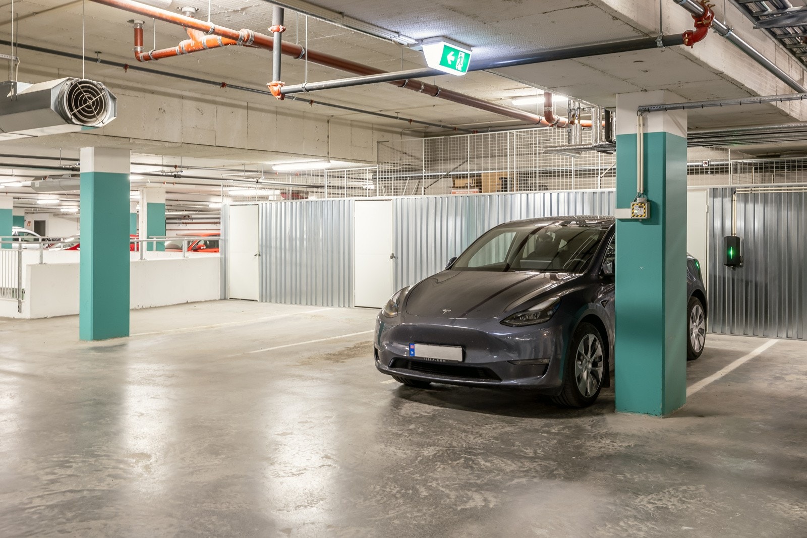 Fast plass i p-kjeller med lader medfølger. Galleribilde