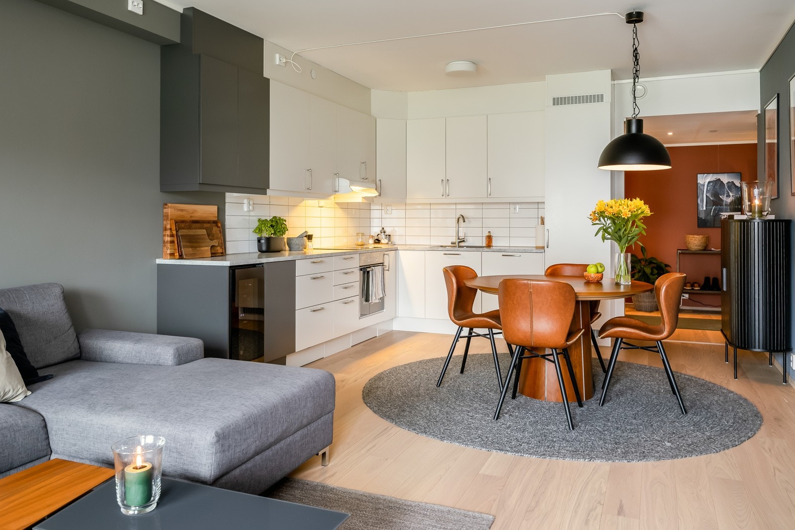 Moderne kjøkkenløsning med integrerte hvitevarer, og naturlig plass for spisebord like ved. Galleribilde