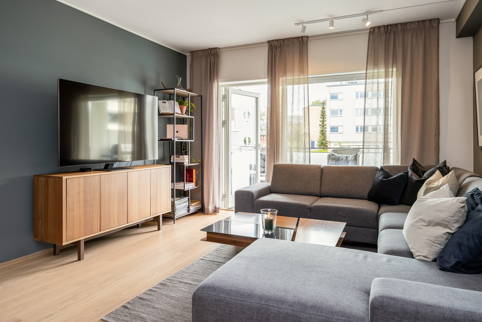 Oppvarming via fjernvarme (á konto), tv, internett, parkering, kommunale avgifter m.m. er inkludert i felleskostnaden. Galleribilde