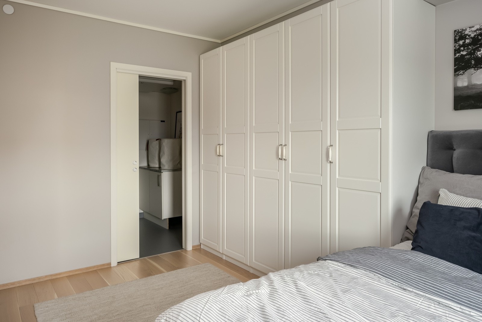 Etablert garderobe med god lagringskapasitet som medfølger i handelen. Galleribilde