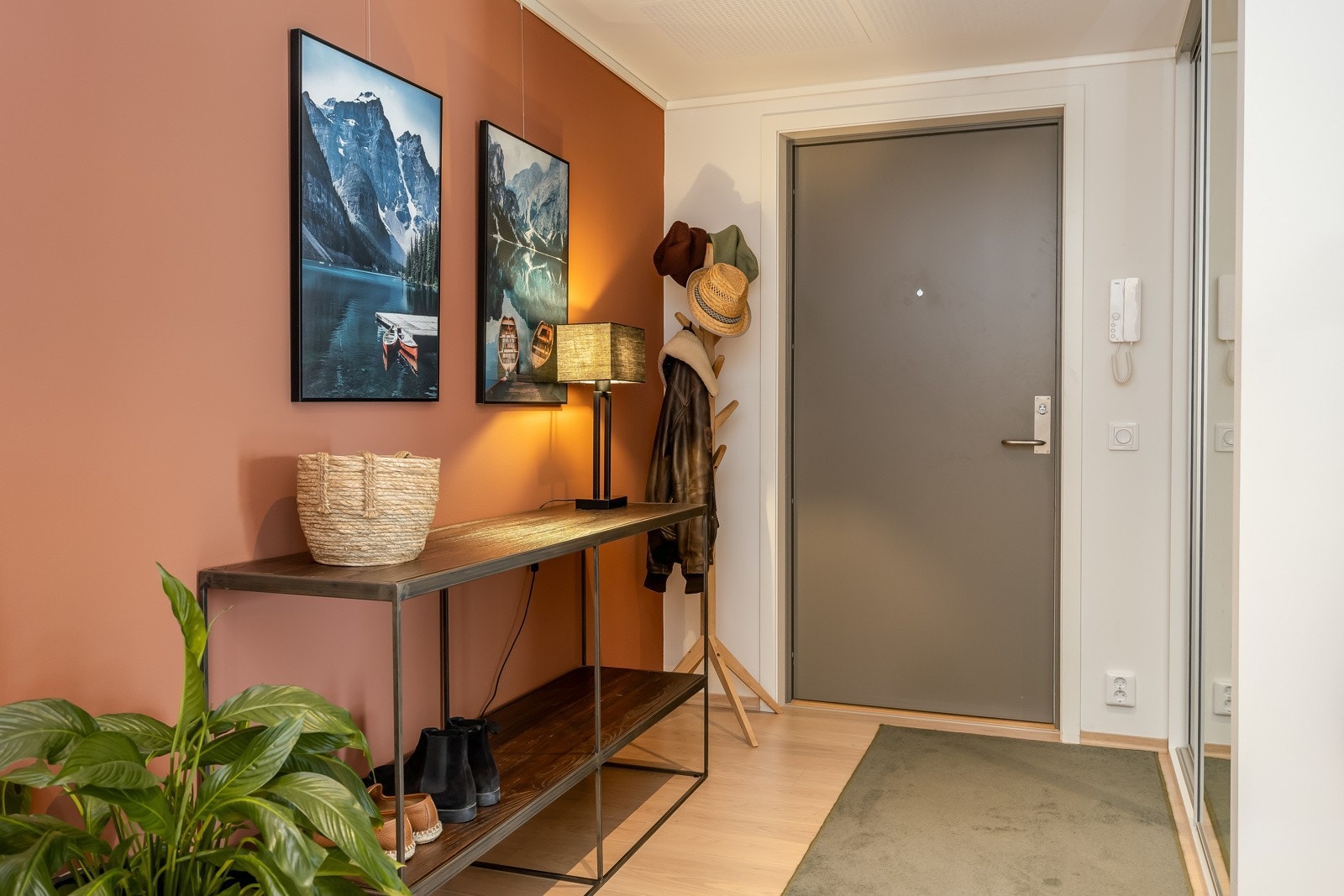 Entré fra innvendig trapperom med heis lett tilgjengelig. Galleribilde