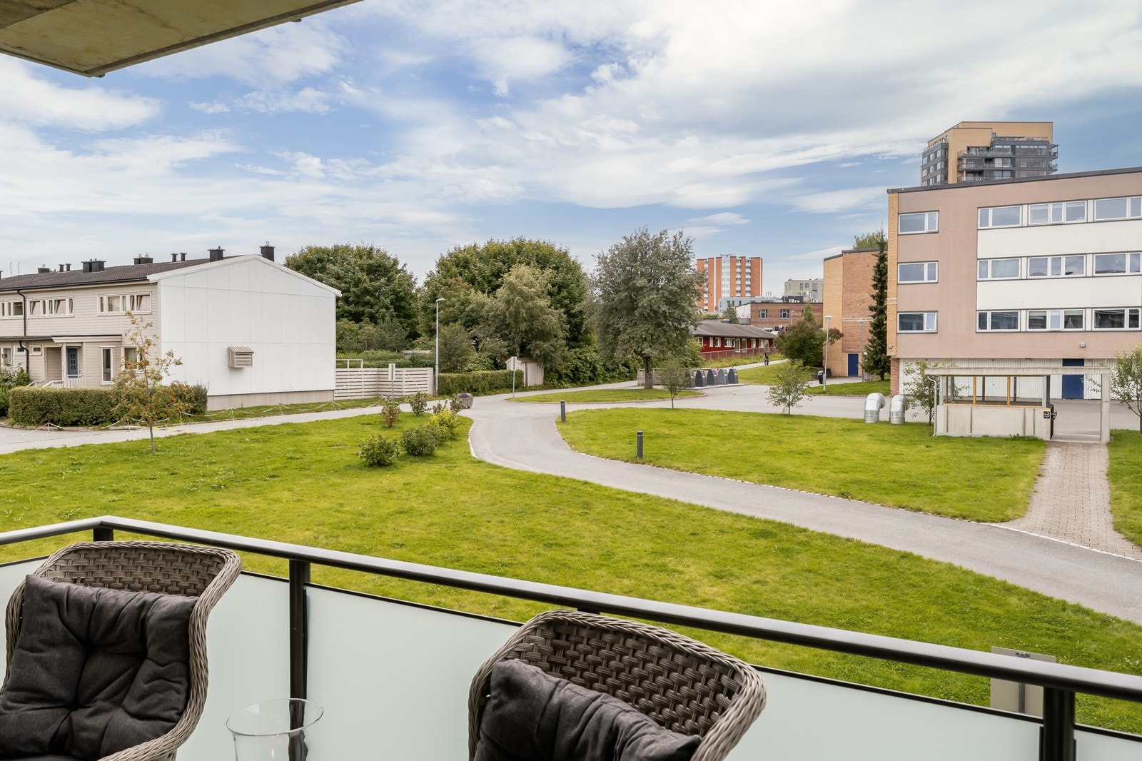 God distanse til nabobygg, og sørvestvendt veranda med gode solforhold fra ca. kl. 11-21.30 på sommerstid. Galleribilde