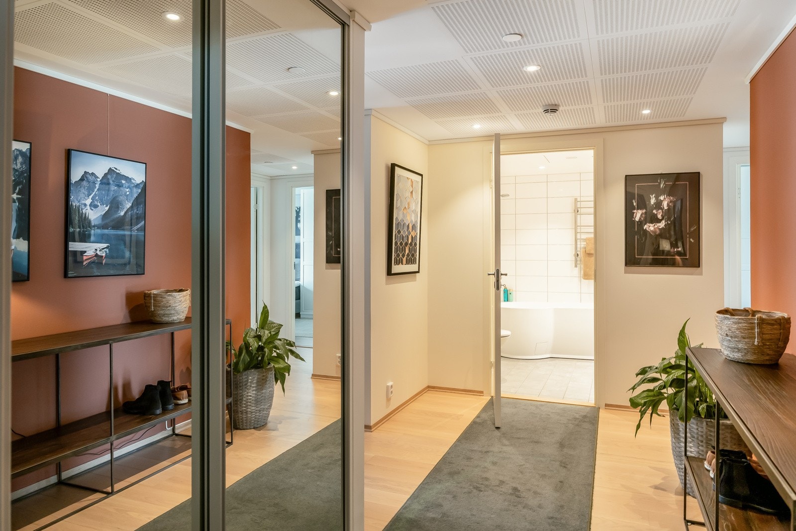 Romslig og praktisk gangareal med skyvedørsgarderobe for god lagring, og downlights i tak. Galleribilde