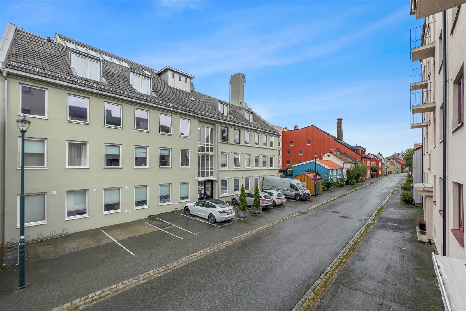 Det er gangavstand til alt av byens fasiliteter, som shopping, gode kollektivtilbud og ikke minst flere dagligvarebutikker fra leiligheten Galleribilde