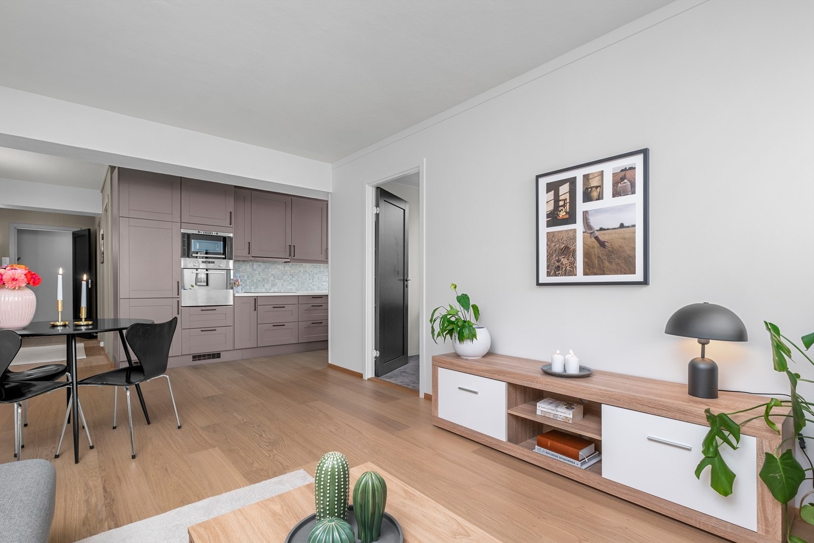 Leiligheten har en åpen stue- og kjøkkenløsning på til sammen 31m² Galleribilde