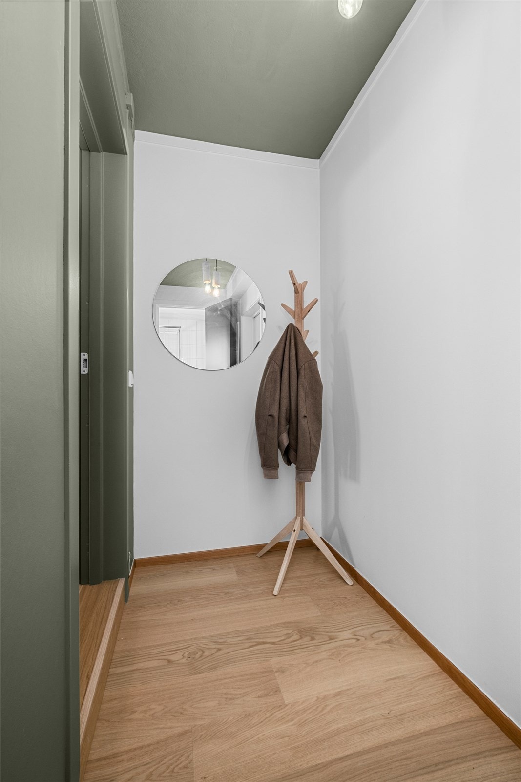 Romslig entre på 3,6m² med plass til oppbevaringsmuligehter for sko og yttertøy Galleribilde