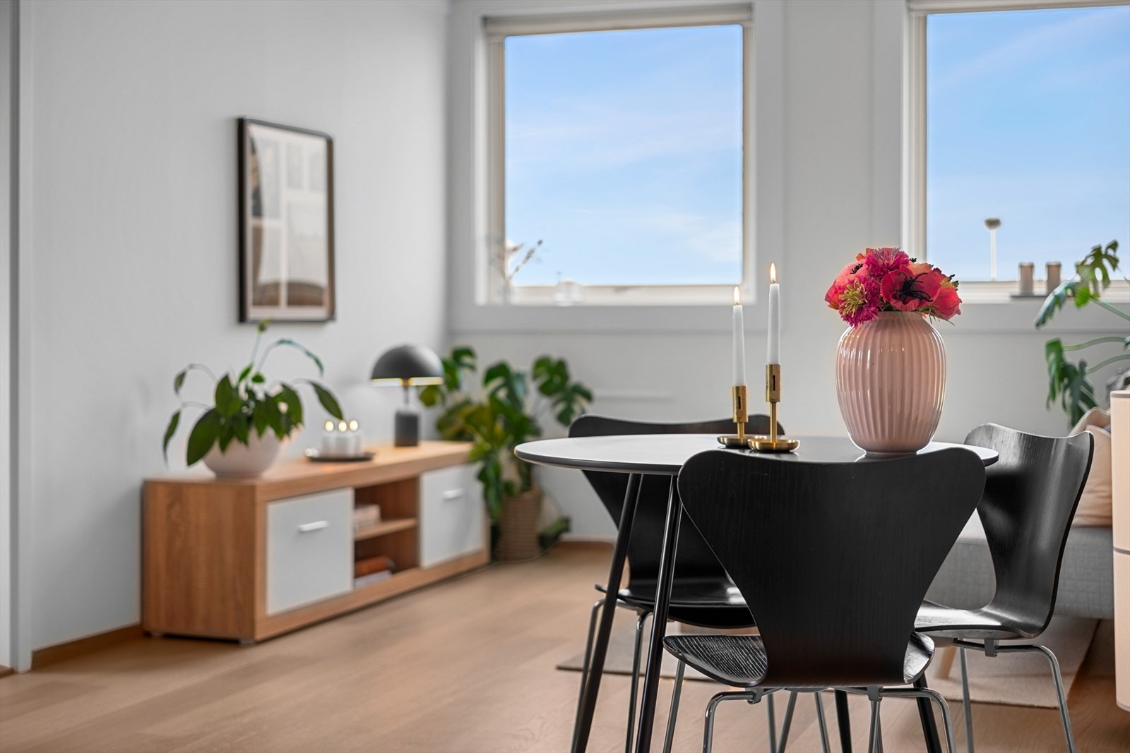 Her får du store vindusflater gjennomgående i leiligheten som bidrar til godt med naturlig belysning og behagelig atmosfære Galleribilde
