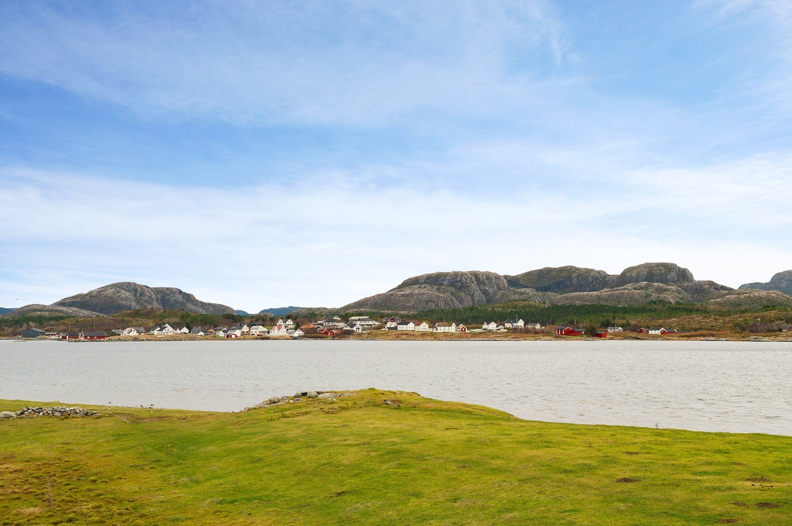 Eiendommen ligger ca. 3 kilometer nordvest for Vallersund, og ca. 17 kilometer nord for kommunesenteret Bjugn. Galleribilde