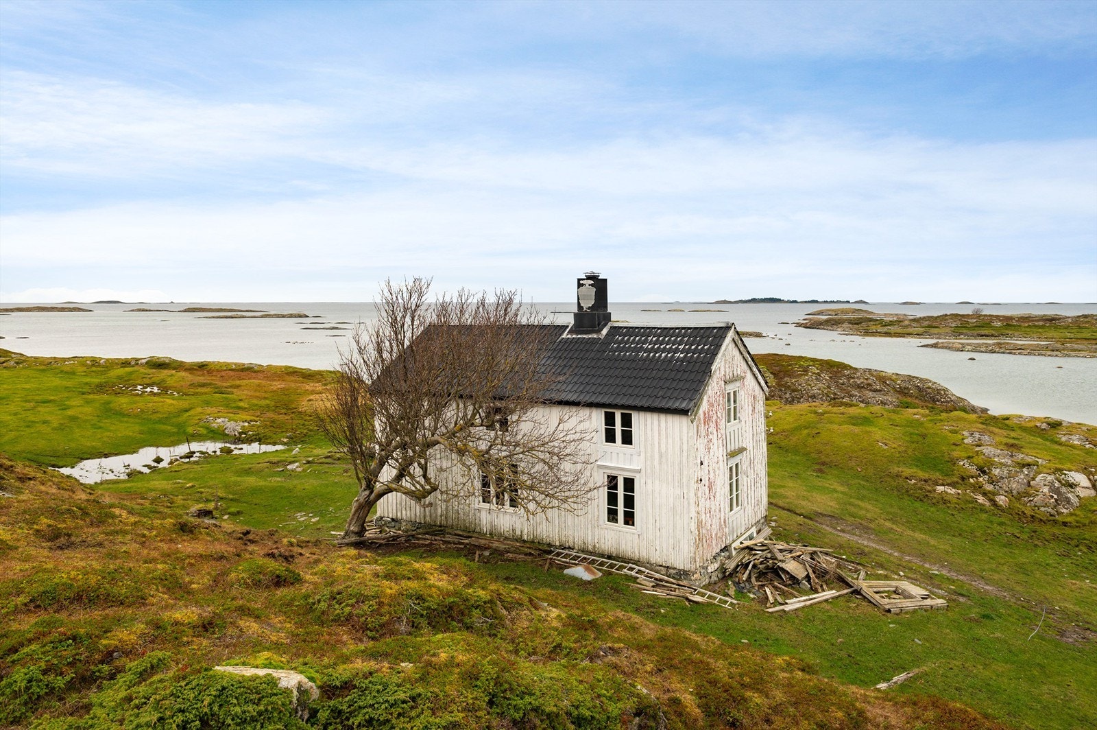 Eiendommen er unik på flere vis, og er eneste bebyggelse på ytterpunktet av øya. Galleribilde