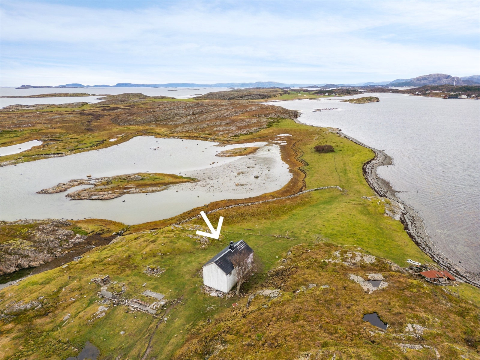 Sjelden fritidseiendom ytterst på Valsøya, med ca. 5 mål tomt og enestående beliggenhet. Galleribilde