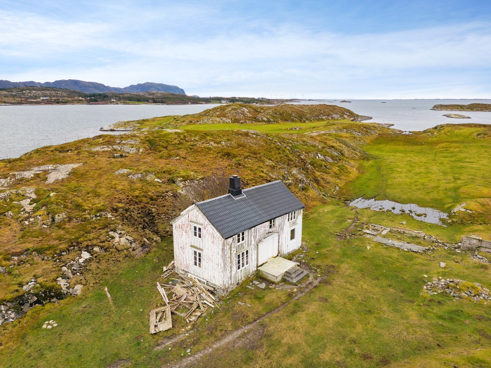 Bygningen er et nedlagt småbruk fra slutten av 1800-tallet. På tomta finnes også tuftene av et gammelt fjøs, samt restene av det gamle naustet. Galleribilde