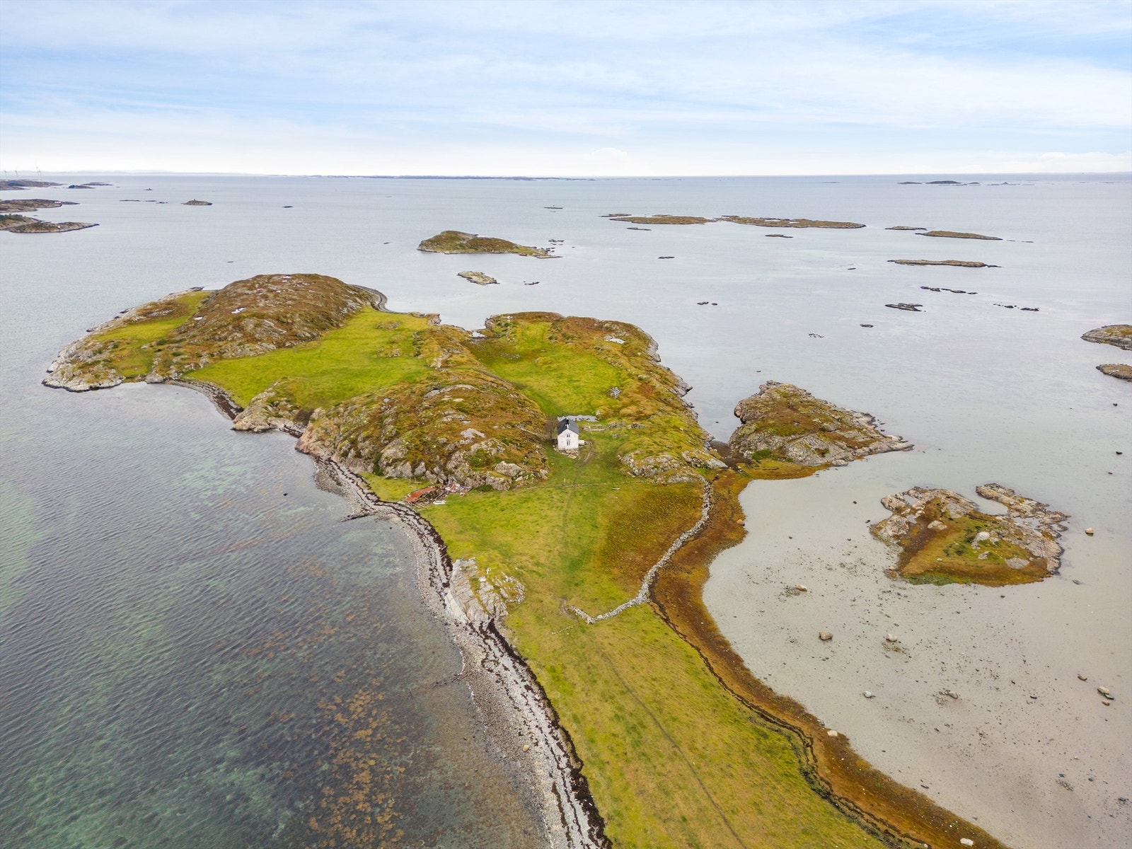 Her bor og lever man tett på naturen med selveste storhavet i horisonten. Galleribilde