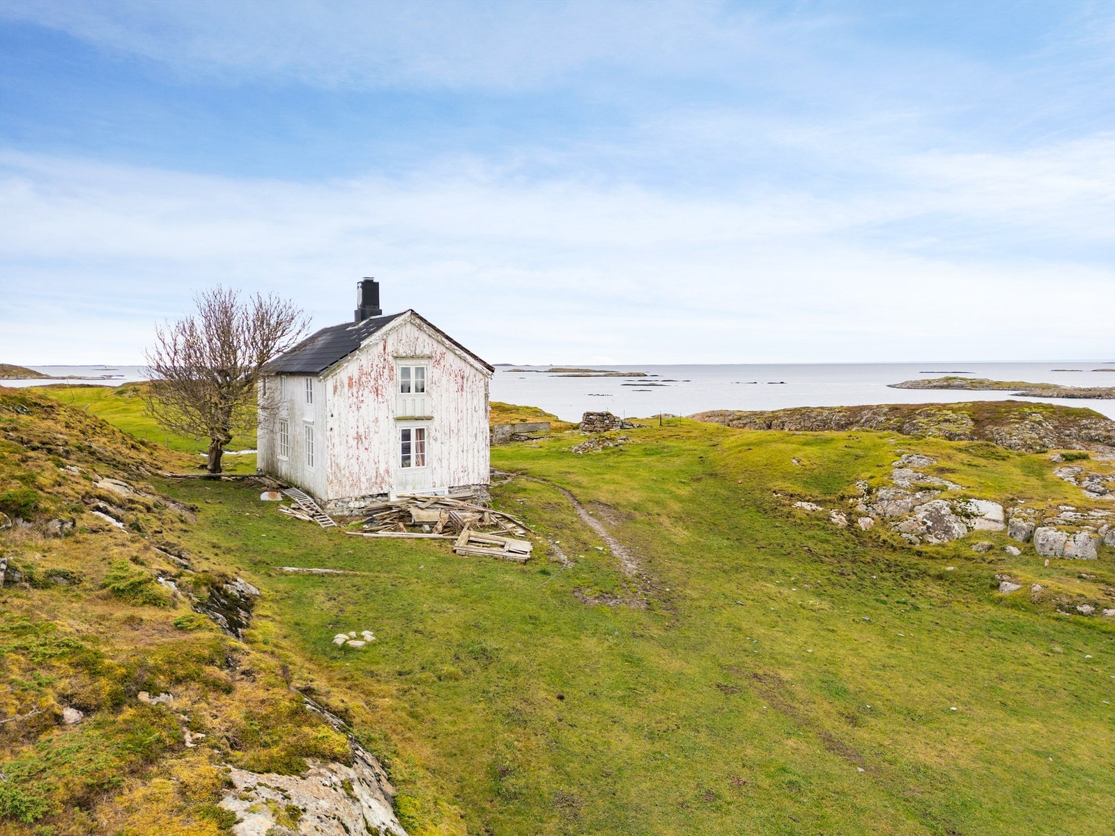 Tomta har fantastiske solforhold. Sommerstid er det sol omtrent døgnet rundt, med vakker solnedgang i horisonten. Galleribilde