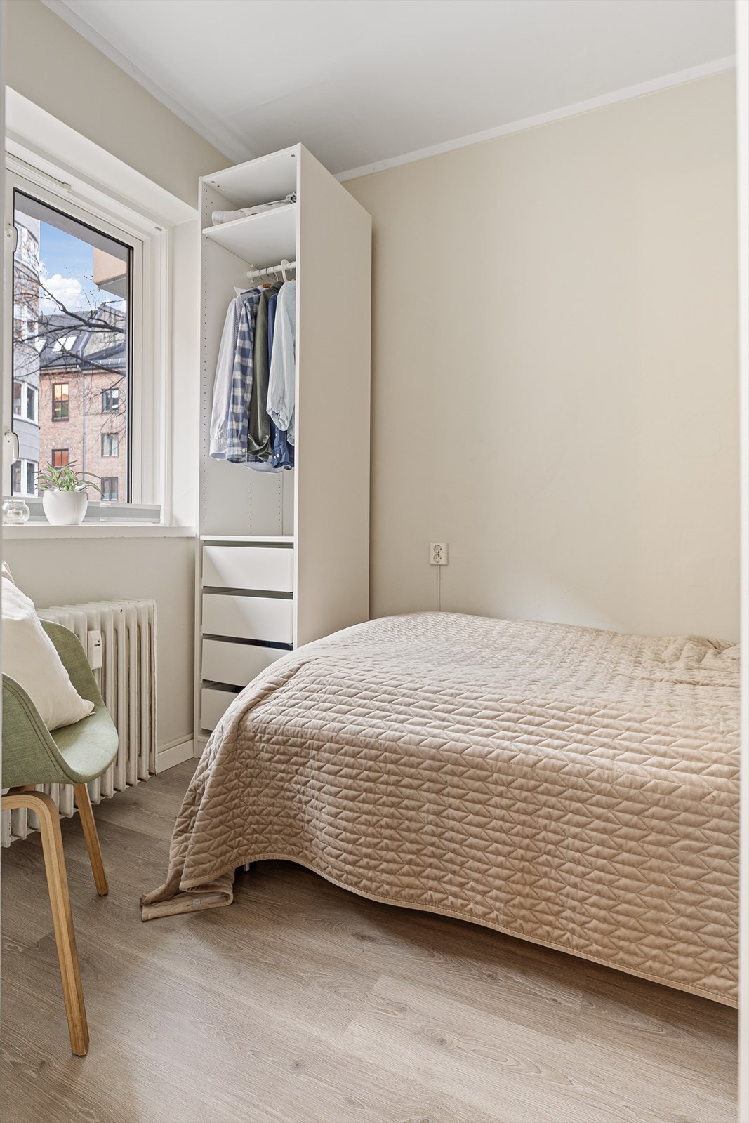 Plass til garderobeløsning samt kommode for praktisk oppbevaring. Galleribilde