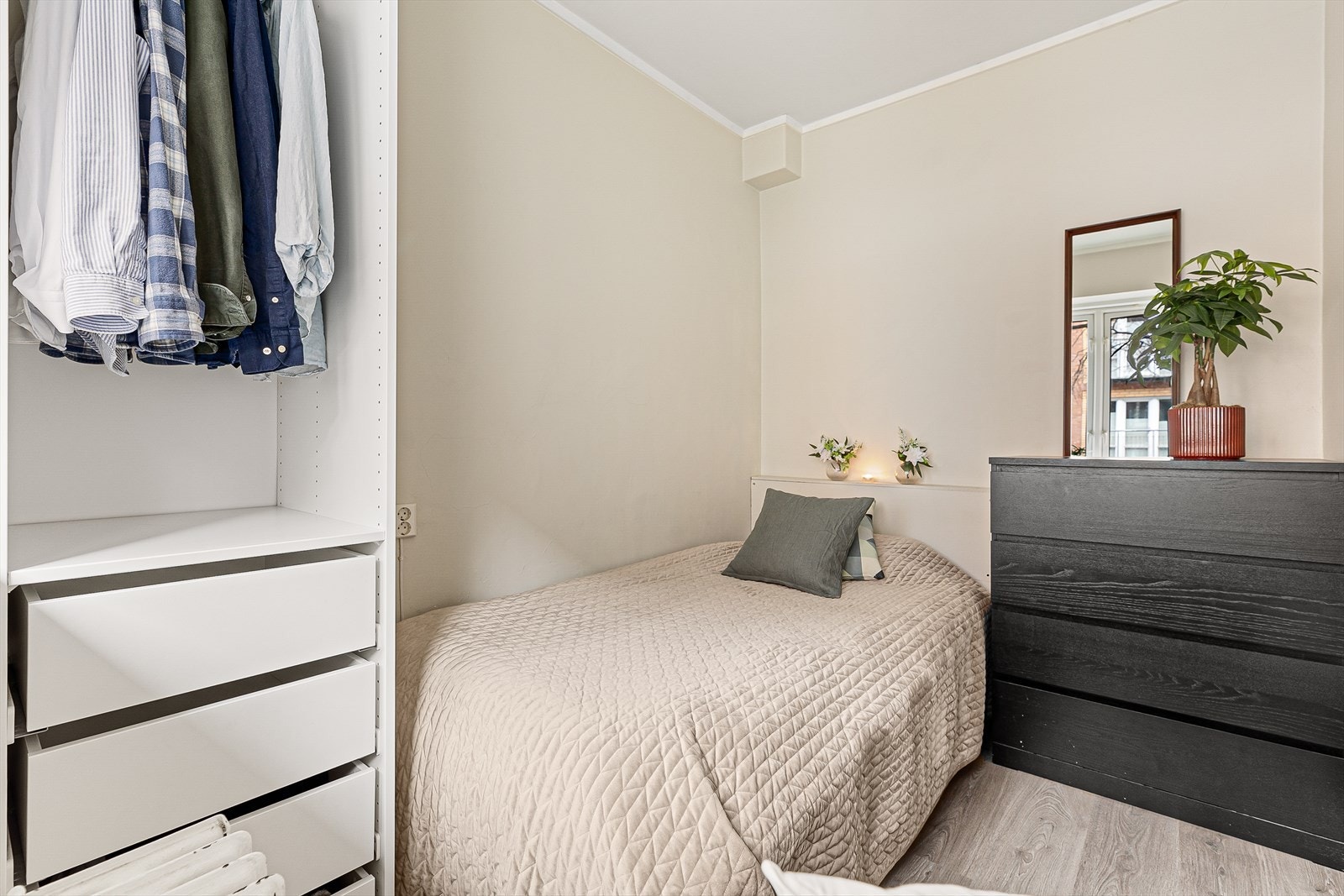 Et hyggelig og funksjonelt soverom med god plassutnyttelse. Her kan du nyte en god natts søvn! Galleribilde