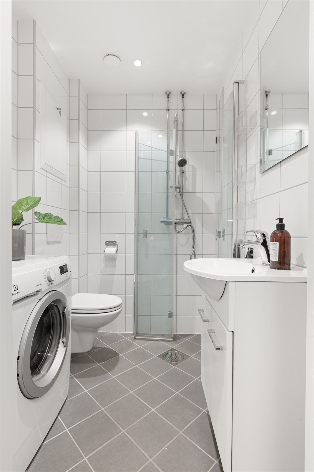 Badet, bygget i regi av sameiet og utført av S-Bygg AS i 2017, er innredet med veggmonterte dusjdører, servant med underskap, speil, opplegg for vaskemaskin og veggmontert WC. Galleribilde