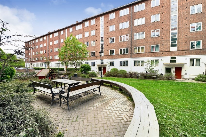 Felles tomt er opparbeidet med bl.a: sykkelparkering, sittergruppe, plen m.m. Galleribilde