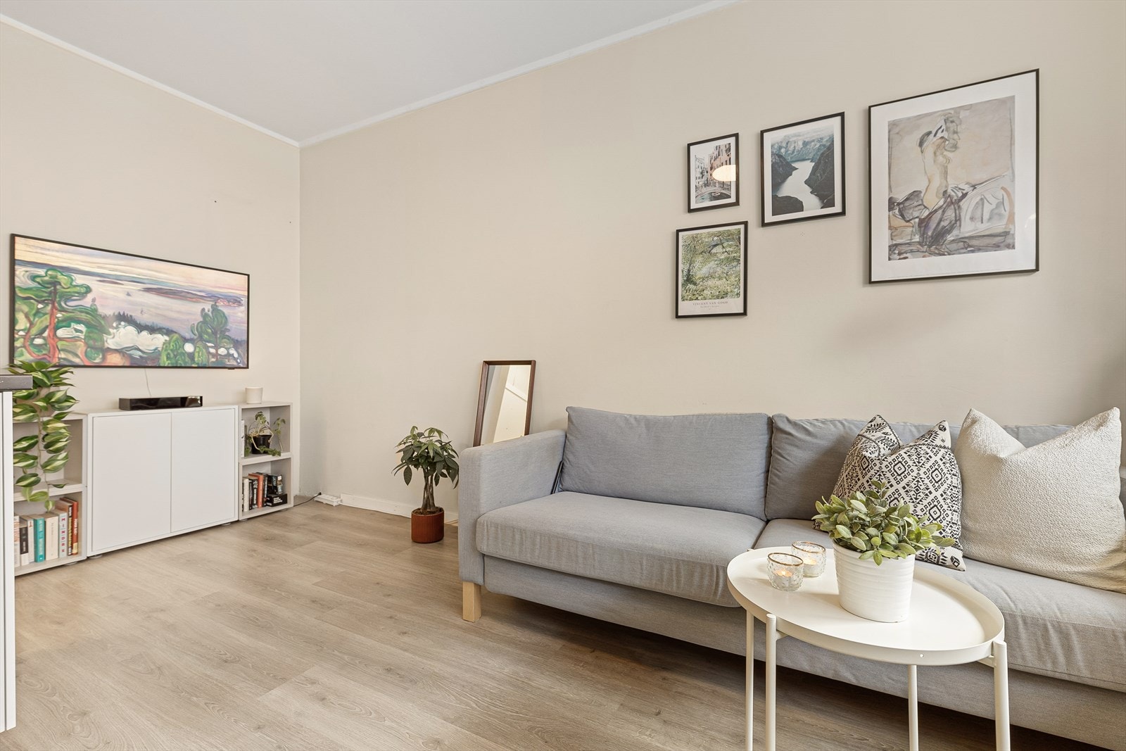 Stuen har fin plass til både sofagruppe, salongbord og TV-møblement. Galleribilde